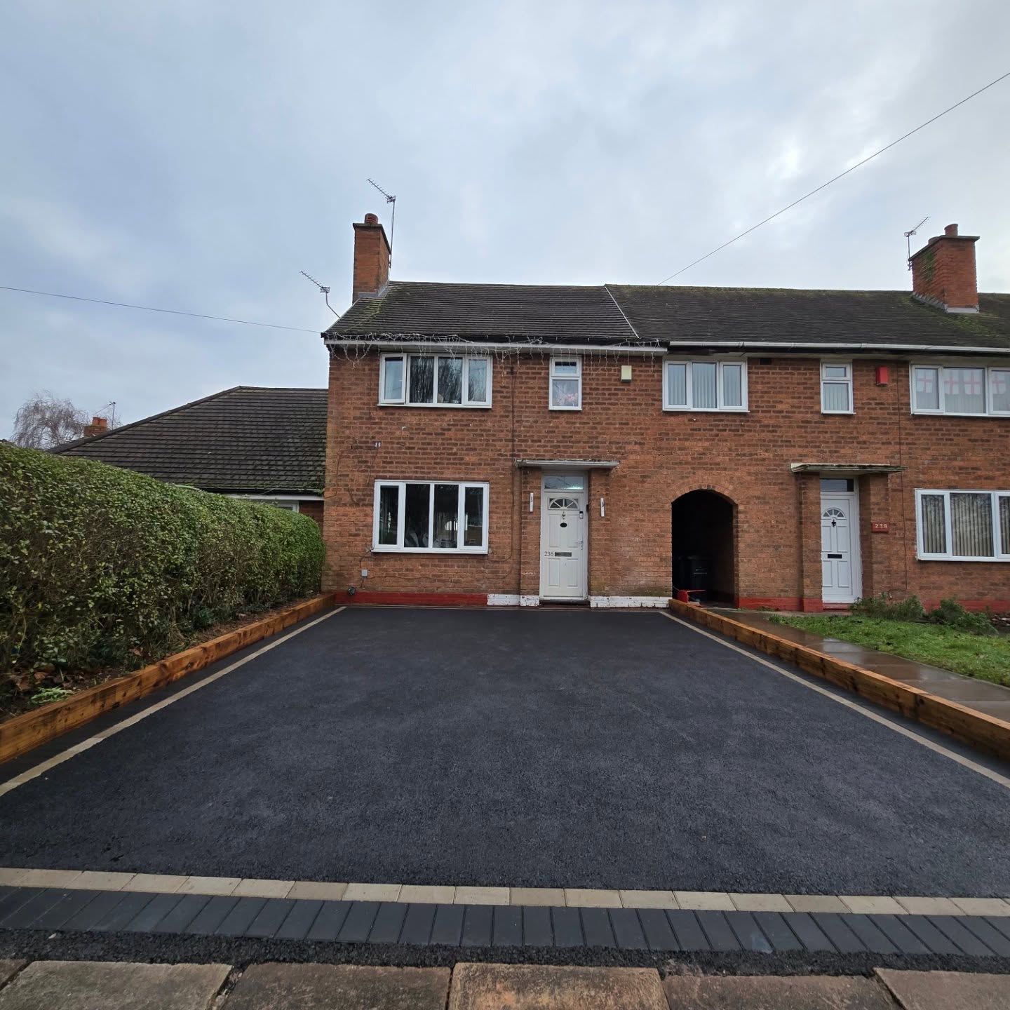 Front view of the finished tarmac driveway